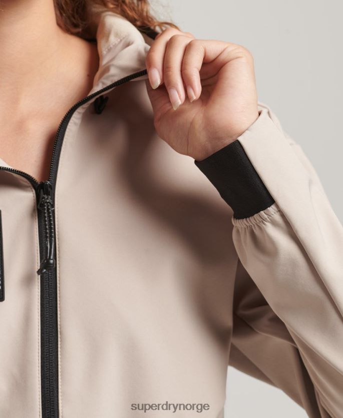 Superdry beige klær 86P46D5521 tech crop softshell-jakke kvinner
