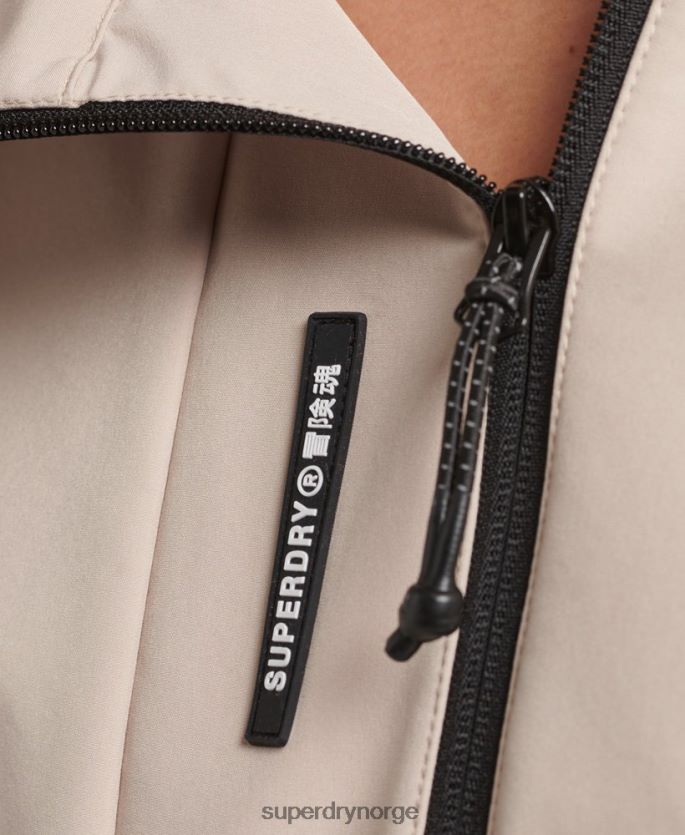 Superdry beige klær 86P46D5521 tech crop softshell-jakke kvinner