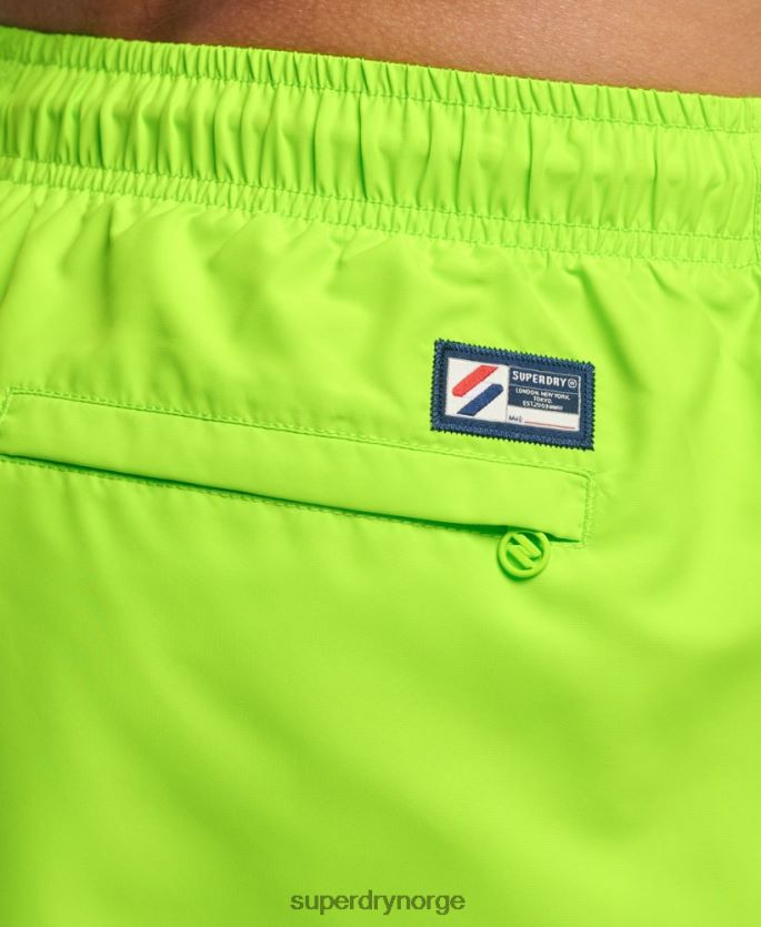 Superdry grønn klær 86P46D416 19 tommers resirkulerte badeshorts med applikasjoner menn