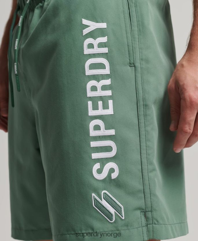 Superdry grønn klær 86P46D56 19 tommers resirkulerte badeshorts med applikasjoner menn