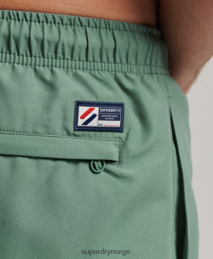 Superdry grønn klær 86P46D56 19 tommers resirkulerte badeshorts med applikasjoner menn