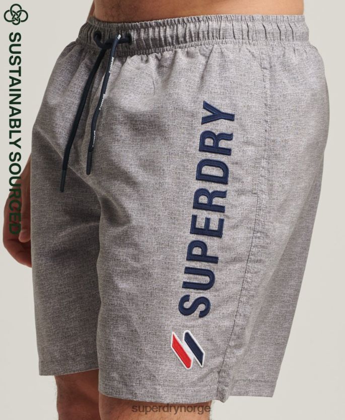Superdry lysegrå klær 86P46D428 19 tommers resirkulerte badeshorts med applikasjoner menn
