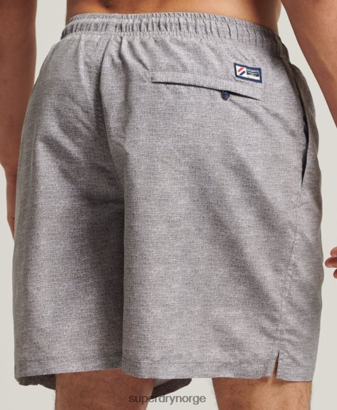 Superdry lysegrå klær 86P46D428 19 tommers resirkulerte badeshorts med applikasjoner menn