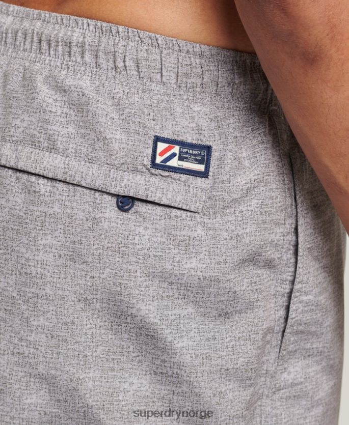 Superdry lysegrå klær 86P46D428 19 tommers resirkulerte badeshorts med applikasjoner menn
