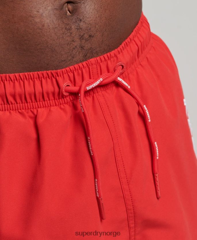 Superdry rød klær 86P46D422 19 tommers resirkulerte badeshorts med applikasjoner menn