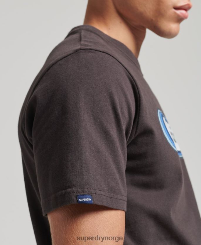 Superdry brun klær 86P46D4808 vintage trade tab t-skjorte menn