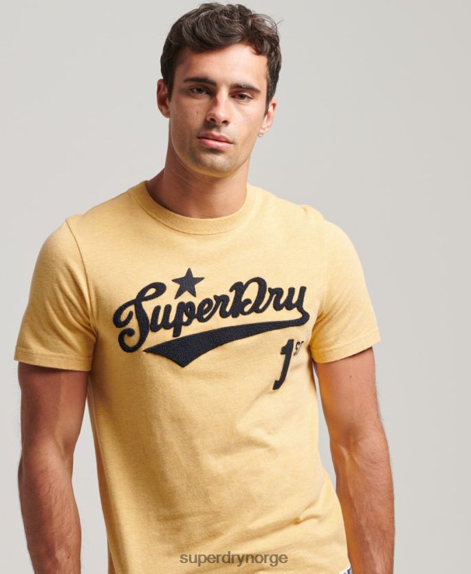 Superdry gul klær 86P46D4922 vintage script stil college t-skjorte menn