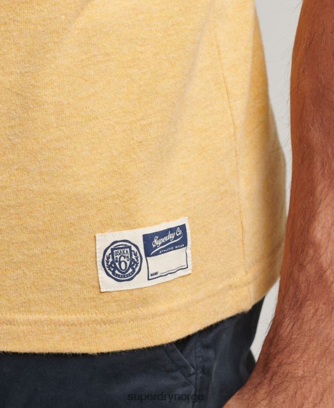 Superdry gul klær 86P46D4922 vintage script stil college t-skjorte menn