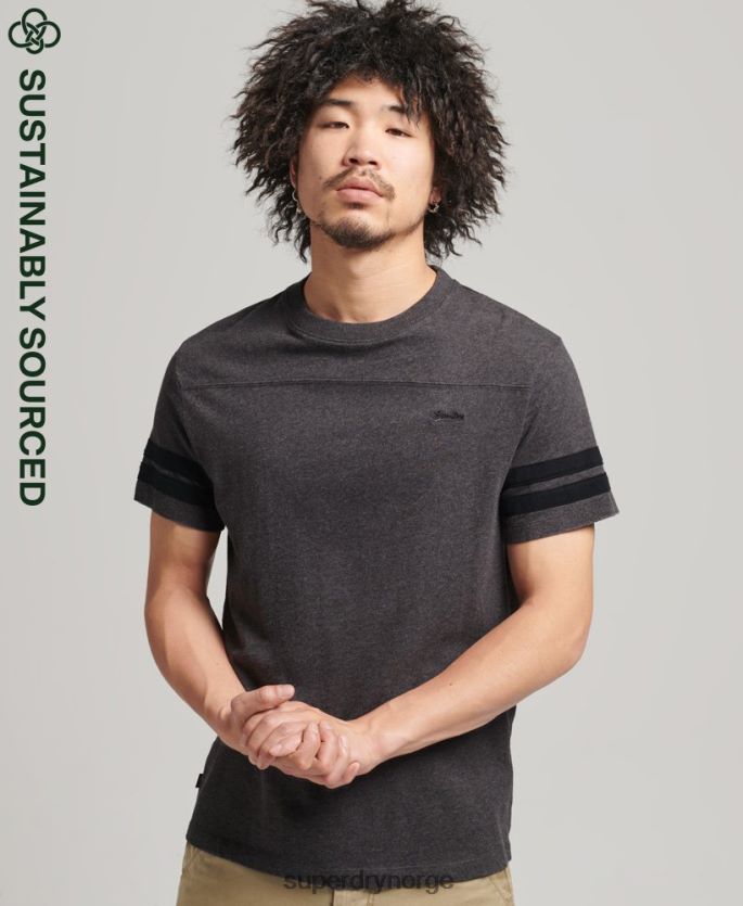 Superdry mørk grå klær 86P46D4887 organisk bomull essensielt quarterback-t-skjorte med logo menn