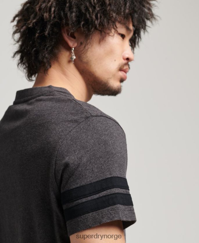 Superdry mørk grå klær 86P46D4887 organisk bomull essensielt quarterback-t-skjorte med logo menn