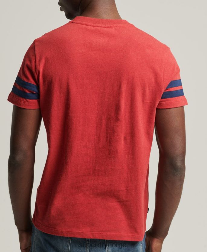 Superdry rød klær 86P46D4844 organisk bomull essensielt quarterback-t-skjorte med logo menn