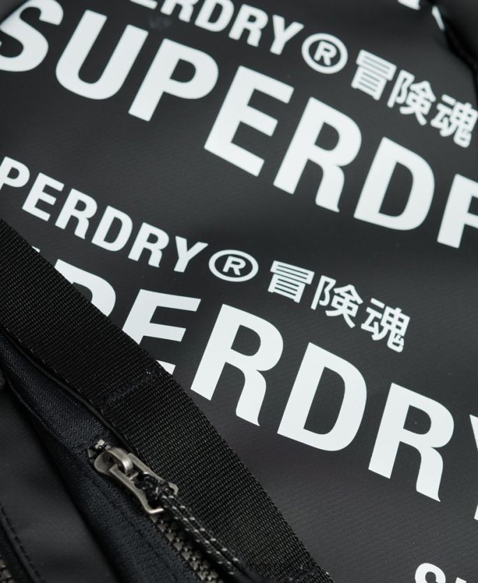 Superdry svart tilbehør 86P46D1633 fjelltarp grafisk ryggsekk menn