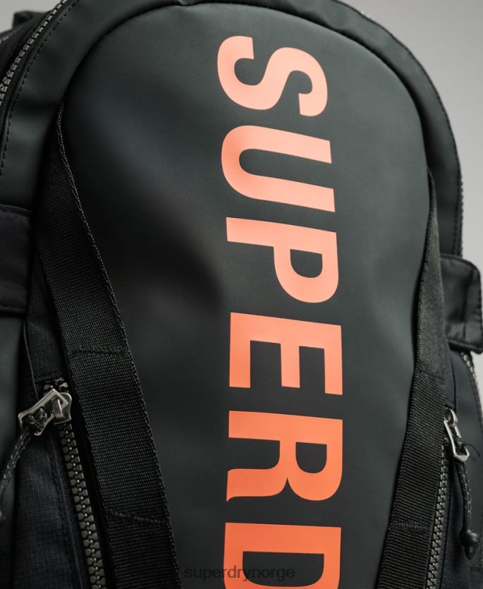 Superdry svart tilbehør 86P46D1639 fjelltarp grafisk ryggsekk menn
