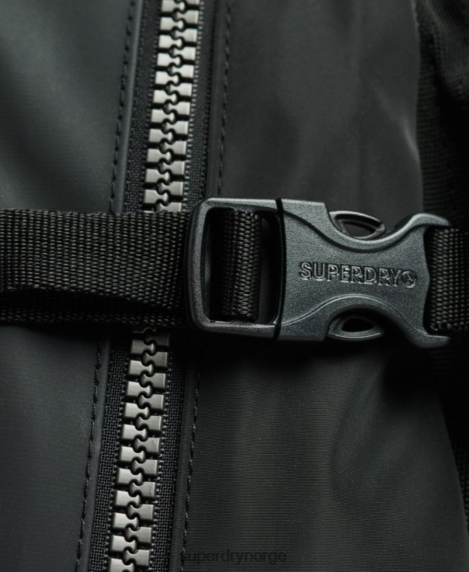 Superdry svart tilbehør 86P46D1639 fjelltarp grafisk ryggsekk menn